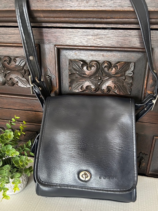 Beautiful Bag Other - Beautiful Black Leather Messenger Crossbody Bag